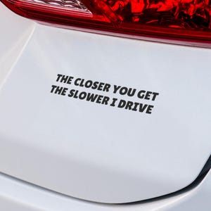 Je näher du kommst desto langsamer fahre ich Abziehbild | Premium Vinyl Aufkleber | Autofenster & Laptop Aufkleber | Hergestellt in Kanada