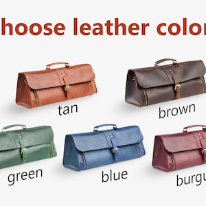 Op de afbeelding: Vijf leren tassen in verschillende kleuren: bruin, donkerbruin, groen, blauw en bordeauxrood. Kies de kleur van het leer.