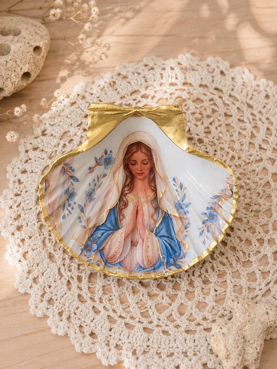 Coquille Saint‑Jacques décorée – Art religieux artisanal – Motif Vierge Marie
