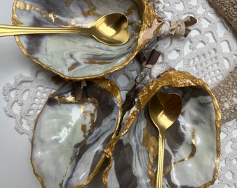 Set of 2 whole oyster shells, elegant pepper and salt with small golden or decorative spoons