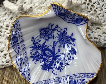 Scallop shell decorated with blue for an earthenware effect