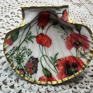 Decoration scallop shell poppies