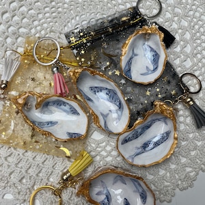 A key ring decorated with a small oyster shell, oyster design