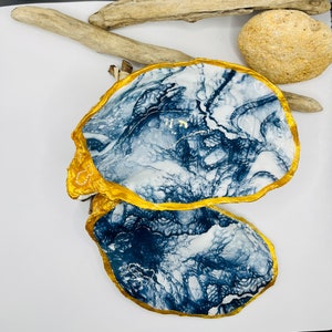 2 pieces - Decorative navy blue oyster with a water effect