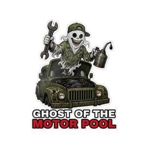 Puede incluir: Una pegatina con un fantasma blanco con gorra y camisa verdes, sosteniendo una llave inglesa y una aceitera, saliendo de un camión verde desgastado con el capó abierto. El texto dice GHOST OF THE MOTOR POOL en letras negras y rojas.