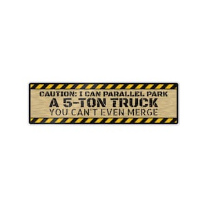 Puede incluir: Una pegatina rectangular con fondo de veta de madera y bordes con rayas diagonales negras y amarillas. El texto dice: CAUTION: I CAN PARALLEL PARK A 5-TON TRUCK YOU CAN'T EVEN MERGE en letras negras negritas y desgastadas.