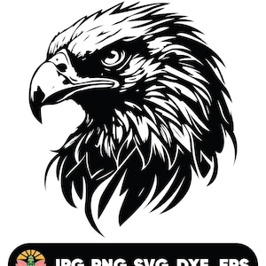 Op de afbeelding: Een zwart-wit illustratie van een adelaarskop in profiel. De adelaar heeft scherpe kenmerken, waaronder een gehaakte snavel en een intense blik. De afbeelding bevat de tekst "JPG PNG SVG DXF EPS" in een zwarte banner.