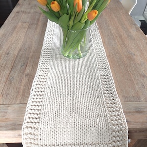 Patrón de camino de mesa tejido: Decoración de mesa moderna DIY (Descarga PDF)