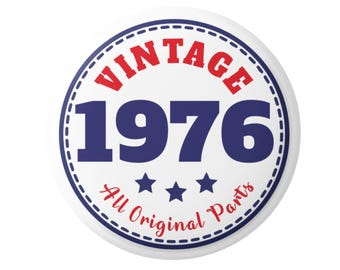 50e verjaardagsbadge, vintage speld met alle originele onderdelen uit 1976, retro feestaccessoire