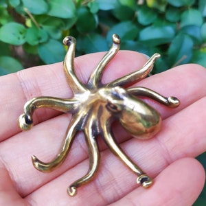 Miniature Brass statue Figurine Model Ornament Retro Statue Home Table Decoration paperweight Solid Metal Ornament, Mini Octopus Sculpture 1