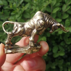 Mini Wall Street bronsstaty av en våldsam tjur i OX-stil, mässings-kopparskulptur av en stridande tjur, miniatyr, fin kontorsprydnad, tjursymbol för rikedom M1