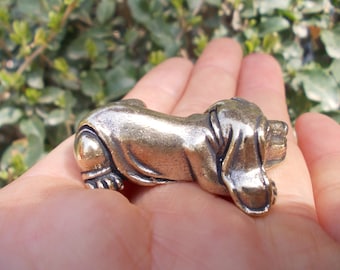 Vtgbrasslover Vtg petit pendentif statue de chien en laiton de style vintage, statue de chien endormi, figurine presse-papiers, mini jouets cadeau