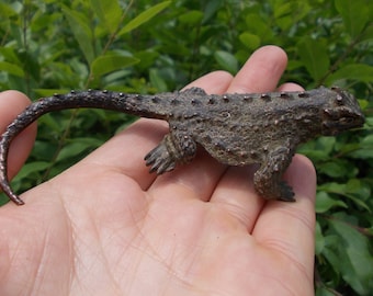 Figura de lagarto de latón en miniatura, modelo de adorno, estatua de animal salvaje retro, decoración de mesa para el hogar, adorno de metal sólido, mini escultura de lagarto