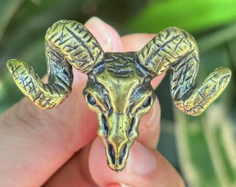 精巧な羊の頭蓋骨型引き出しノブ2個セット、装飾ハンドル、金属製デスクキャビネットハンドル、ネジ付き純銅製長角羊の頭型引き出し取っ手