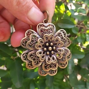 Consigue 2 colgantes de flores de cobre de estilo antiguo, con cuentas, de latón, de metal, para manualidades, joyería, bricolaje, fabricación de pendientes.
