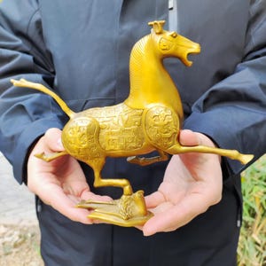 Exquisite Brass War Horse Statue Collectable Rich Horse Figurine for Living Room ,Modern Pure Copper Abstract Art Auspicious Horse Sculpture