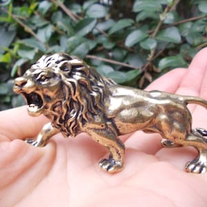 Miniature Brass Lion Figurine Model Ornament Retro Wild Animal Statue Home Table Decoration Solid Metal Ornament, Mini Lion Sculpture fr1001