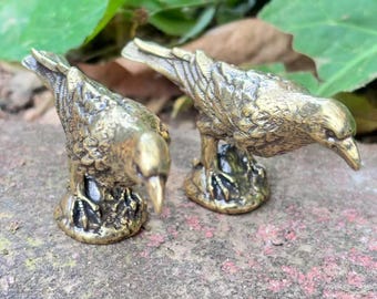 1 item Antique Brass Crow Figurine Lucky Charm Metal Tea Pet Desktop Ornament Random shipping LX141