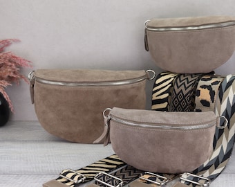 Suède tas taupe met bandjes met patroon, suède heuptasje voor dames, crossbody tas suède, leren schoudertas