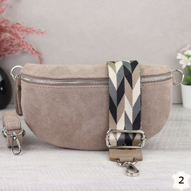 Suède tas taupe met bandjes met patroon, suède heuptasje voor dames, crossbody tas suède, leren schoudertas Taupe-2