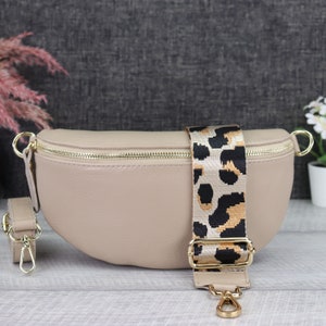 Sac banane femme cuir beige doré fermeture éclair larges bretelles, sac bandoulière cuir doré avec sangle à motifs, sac bandoulière doré