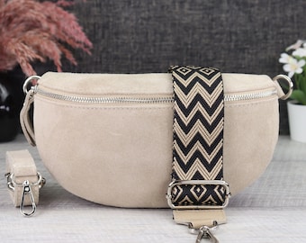 Suède tas beige met bandjes met patroon, suède leren heuptasje voor dames, crossbody tas suède, leren schoudertas