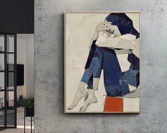 Könnte beinhalten: Ein rechteckiges gerahmtes Gemälde, das eine stilisierte Figur zeigt, die mit den Knien zur Brust gezogen sitzt. Die Komposition verwendet geometrische Formen in tiefen Blau-, Creme- und Weißtönen sowie einen soliden orangefarbenen Block am unteren Rand.