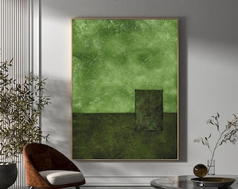 Puede incluir: Una pieza de arte mural rectangular con una composición de dos tonos, con una sección superior verde claro texturizada y una sección inferior verde oliva más oscura. Un bloque rectangular verde oscuro se sitúa a la derecha.