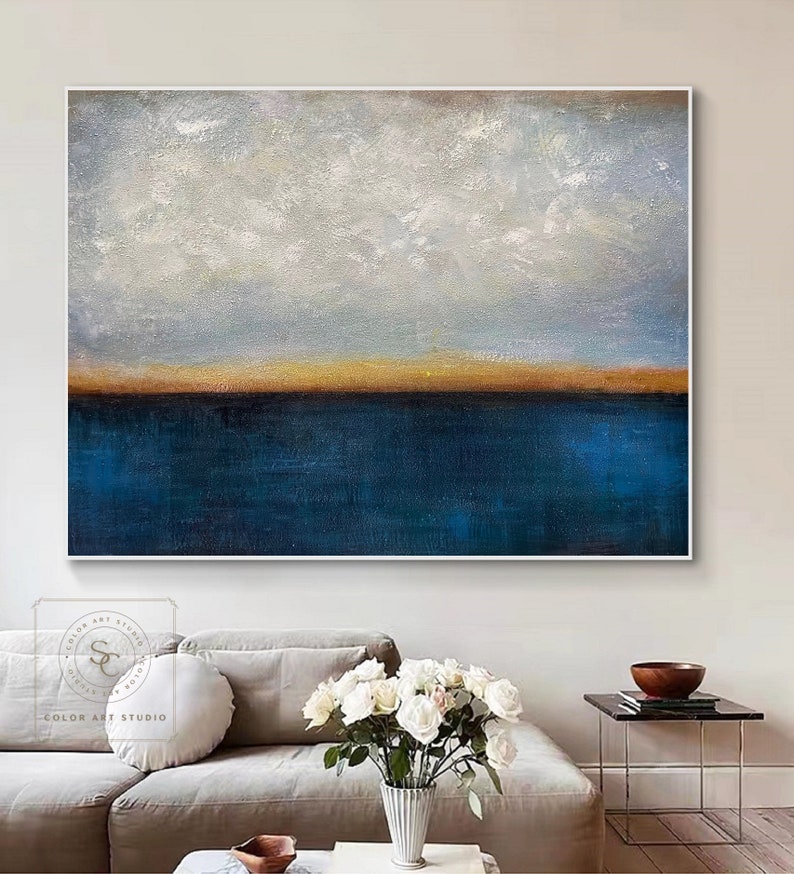 Puede incluir: Pintura abstracta de un paisaje mar&iacute;timo con un oc&eacute;ano azul y un cielo blanco nublado. El horizonte es una fina l&iacute;nea dorada.