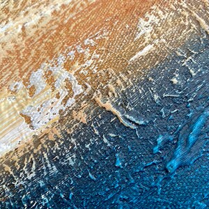 Puede incluir: Primer plano de una pintura abstracta texturizada con un degradado de pintura marr&oacute;n, beige, negro y azul.
