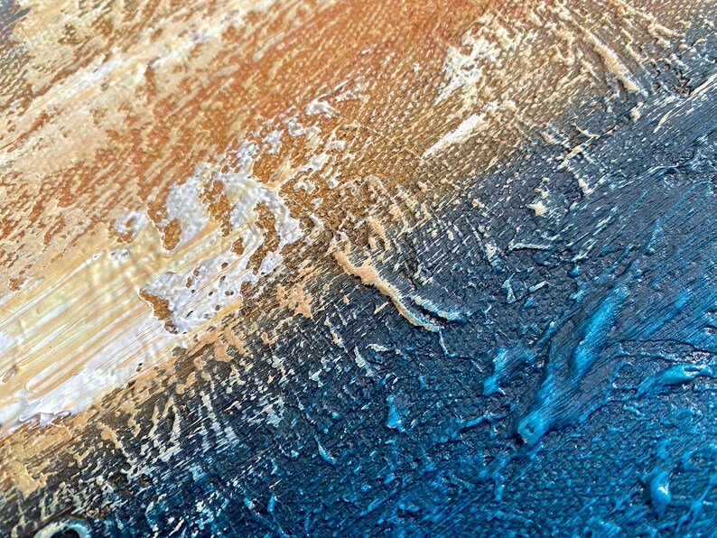 Puede incluir: Primer plano de una pintura abstracta texturizada con un degradado de pintura marr&oacute;n, beige, negro y azul.