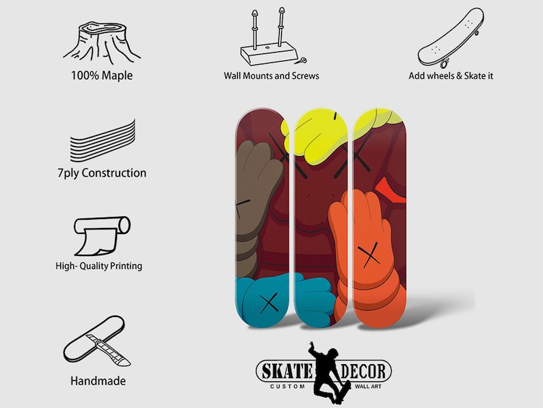 Op de afbeelding: Drie skateboard decks met een kleurrijk grafisch ontwerp met een cartoonfiguur in rood, geel, blauw en oranje. De decks zijn gemaakt van 7-laags esdoornhout en zijn handgemaakt. De tekst "SKATE DECOR CUSTOM WALL ART" is onderaan de afbeelding gedrukt.