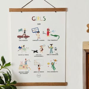 Pu&ograve; includere: Un poster colorato con il testo "Girls Can" e illustrazioni di ragazze che svolgono diverse attivit&agrave;, tra cui essere pompiere, astronaute, supereroine e mangiare biscotti.