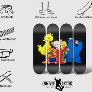 Peut inclure: Trois planches de skate noires sur le th&egrave;me de Sesame Street. Les planches pr&eacute;sentent des illustrations de Big Bird, Elmo, Cookie Monster et un personnage de la marque de mode "KAWS". Les planches sont en bois d'&eacute;rable 7 plis et b&eacute;n&eacute;ficient d'une impression de haute qualit&eacute;. Le texte "SKATE DECOR CUSTOM WALL ART" est imprim&eacute; en bas de l'image.