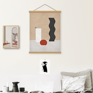 Pu&ograve; includere: Tre stampe d'arte astratta con un design minimalista. La prima stampa presenta un rettangolo bianco, un cerchio rosso e una forma ondulata nera. La seconda stampa presenta un rettangolo bianco, un cerchio rosso e una forma ondulata nera. La terza stampa presenta una silhouette nera di una persona con arco e freccia.