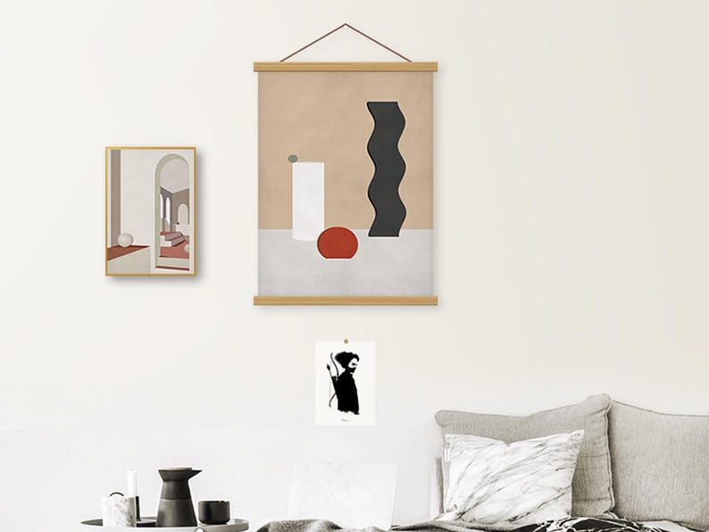 Pu&ograve; includere: Tre stampe d'arte astratta con un design minimalista. La prima stampa presenta un rettangolo bianco, un cerchio rosso e una forma ondulata nera. La seconda stampa presenta un rettangolo bianco, un cerchio rosso e una forma ondulata nera. La terza stampa presenta una silhouette nera di una persona con arco e freccia.