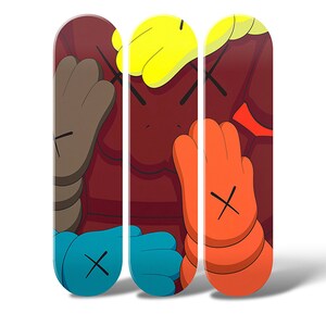 Op de afbeelding: Drie skateboard decks met een rode achtergrond en kleurrijke cartoon handen. De handen zijn in verschillende poses en hebben elk een zwart X.