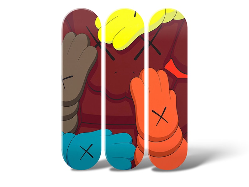 Op de afbeelding: Drie skateboard decks met een rode achtergrond en kleurrijke cartoon handen. De handen zijn in verschillende poses en hebben elk een zwart X.