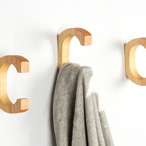 Juego de 3 ganchos decorativos de madera de haya para pared, modernos percheros de pared para entrada, con forma de letra C.