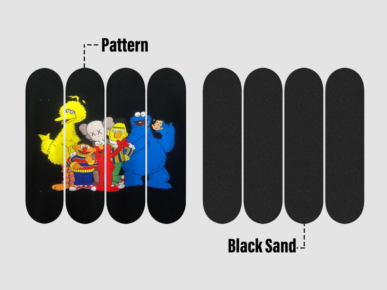 Peut inclure: Quatre planches de skateboard noires avec un motif de personnages de Sesame Street sur le devant. Le motif repr&eacute;sente Big Bird, Elmo, Cookie Monster et un personnage de la marque 'KAWS'. Les planches sont &eacute;tiquet&eacute;es 'Pattern' et 'Black Sand'.