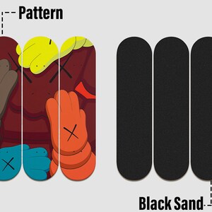 Op de afbeelding: Drie skateboard decks met een kleurrijk cartoonpatroon met rood, oranje, geel, blauw en bruin. Het patroon bevat een herhaald X-ontwerp. De decks bevinden zich naast drie zwarte skateboard decks met een ruwe textuur.