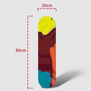 Op de afbeelding: Een skateboarddeck met een kleurrijk abstract ontwerp met een geel, rood, oranje en blauw patroon. Het deck meet 80 cm bij 20 cm.