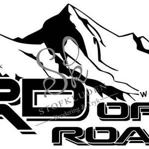 Op de afbeelding: Zwart-wit grafisch ontwerp van een bergketen met een kompas en de tekst "TRD OFF ROAD".