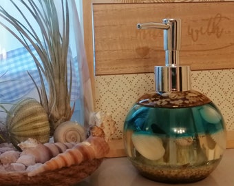 Soap dispenser made of resin with dried flowers, grass and/or shells in various designs, home decoration bathroom