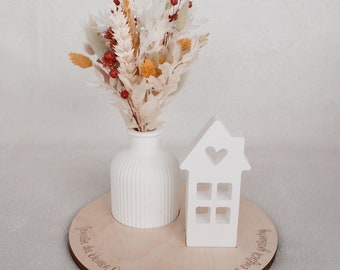 Assiette en bois comprenant vase en céramique avec fleurs séchées et maison en céramique (personnalisable)