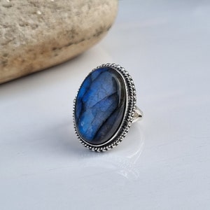 Natuurlijke labradoriet statement ring, labradoriet ovale ring, Blue Fire labradoriet ring, ring voor vrouwen, labradoriet zilveren ring, cadeau voor hem afbeelding 2