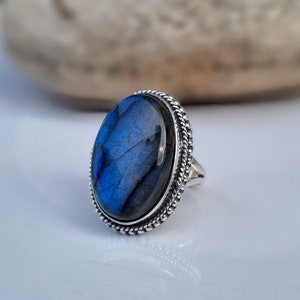 Natuurlijke labradoriet statement ring, labradoriet ovale ring, Blue Fire labradoriet ring, ring voor vrouwen, labradoriet zilveren ring, cadeau voor hem afbeelding 7