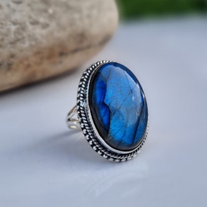 Natuurlijke labradoriet statement ring, labradoriet ovale ring, Blue Fire labradoriet ring, ring voor vrouwen, labradoriet zilveren ring, cadeau voor hem afbeelding 6