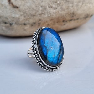 Natuurlijke labradoriet statement ring, labradoriet ovale ring, Blue Fire labradoriet ring, ring voor vrouwen, labradoriet zilveren ring, cadeau voor hem afbeelding 3