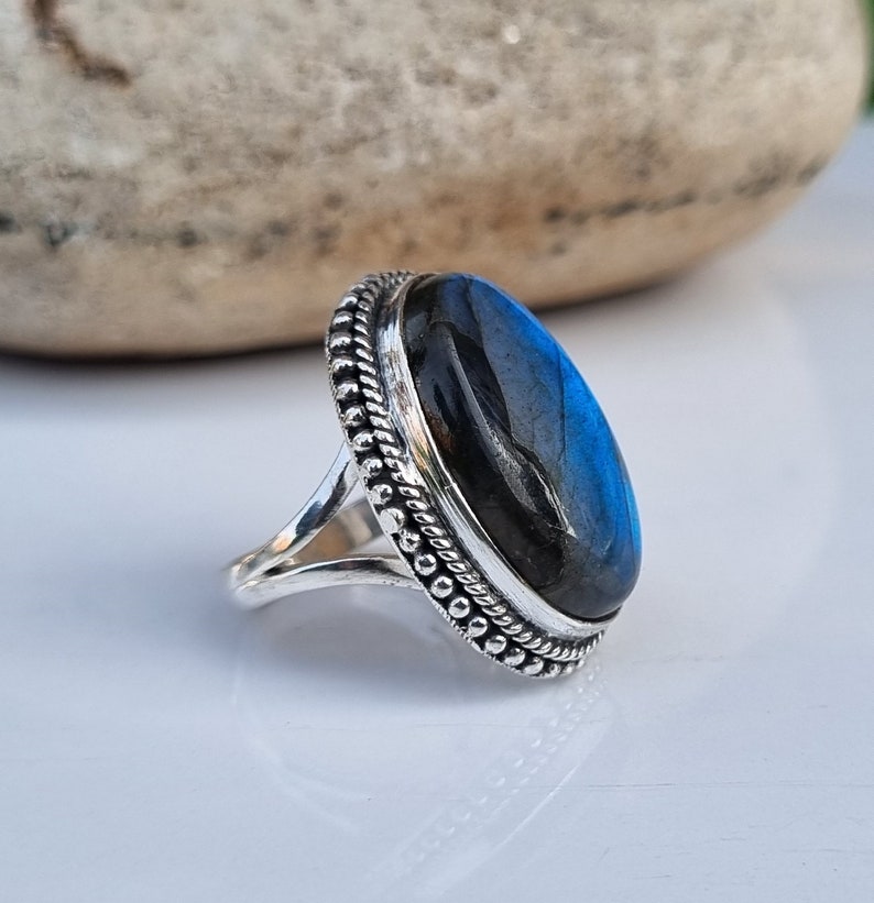 Natuurlijke labradoriet statement ring, labradoriet ovale ring, Blue Fire labradoriet ring, ring voor vrouwen, labradoriet zilveren ring, cadeau voor hem afbeelding 4